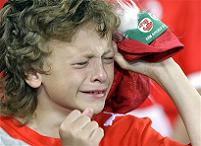 Юный поклонник сборной Швейцарии не смог сдержать слез