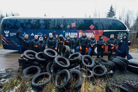 

Легенды сборной России собрали два грузовика покрышек на переработку. 

