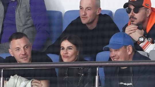 

Артем Дзюба вместе с Леонидом Слуцким посетили хоккейный матч ЦСКА - СКА. 

