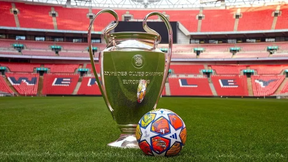 

УЕФА представил мяч плей-офф Лиги чемпионов сезона-2023/24.

